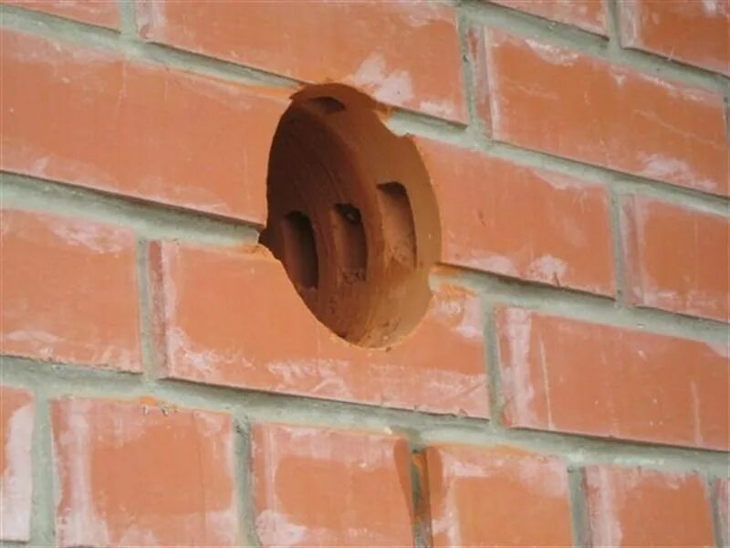 алмазное бурение кирпичной стены. сверление отверстий в кирпичной стене под вентиляцию. бурение отверстий в стене под вентиляцию. вентиляционное отверстие в стене 600х600. алмазное сверление 100 мм в стене под вентиляцию.