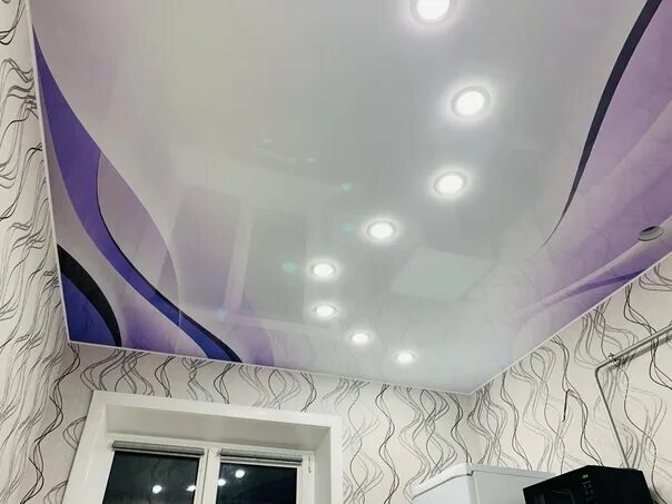 Натяжные потолки в северодвинске. Натяжной потолок двухярусный в зале. Двухуровневый натяжной потолок звездное небо. Потолок северодвинск натяжной расцветки. Випсилинг звездное небо.