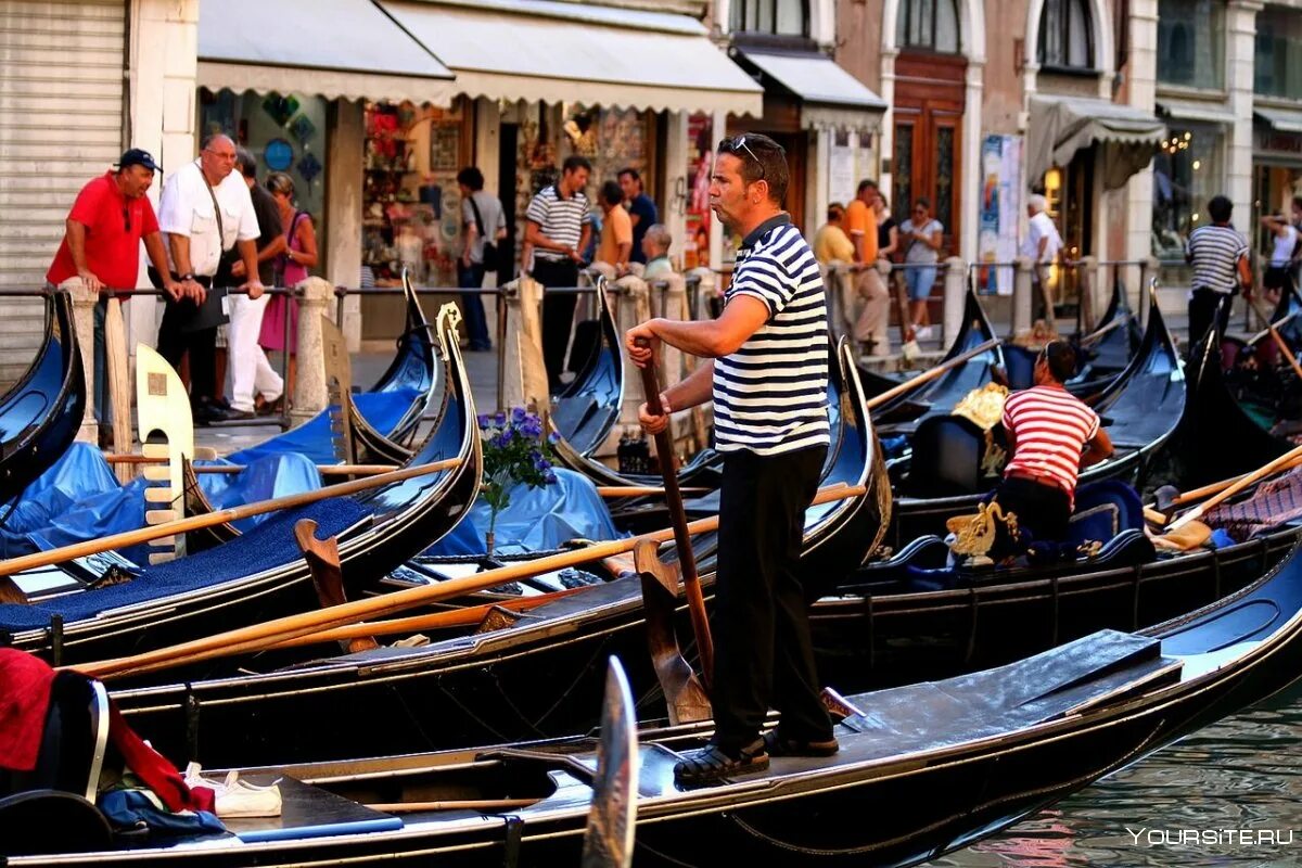 Италия гондольеры. Венеция. Гондолы. Пейзаж венеции с гондолой. All gondolas in venice italy must.