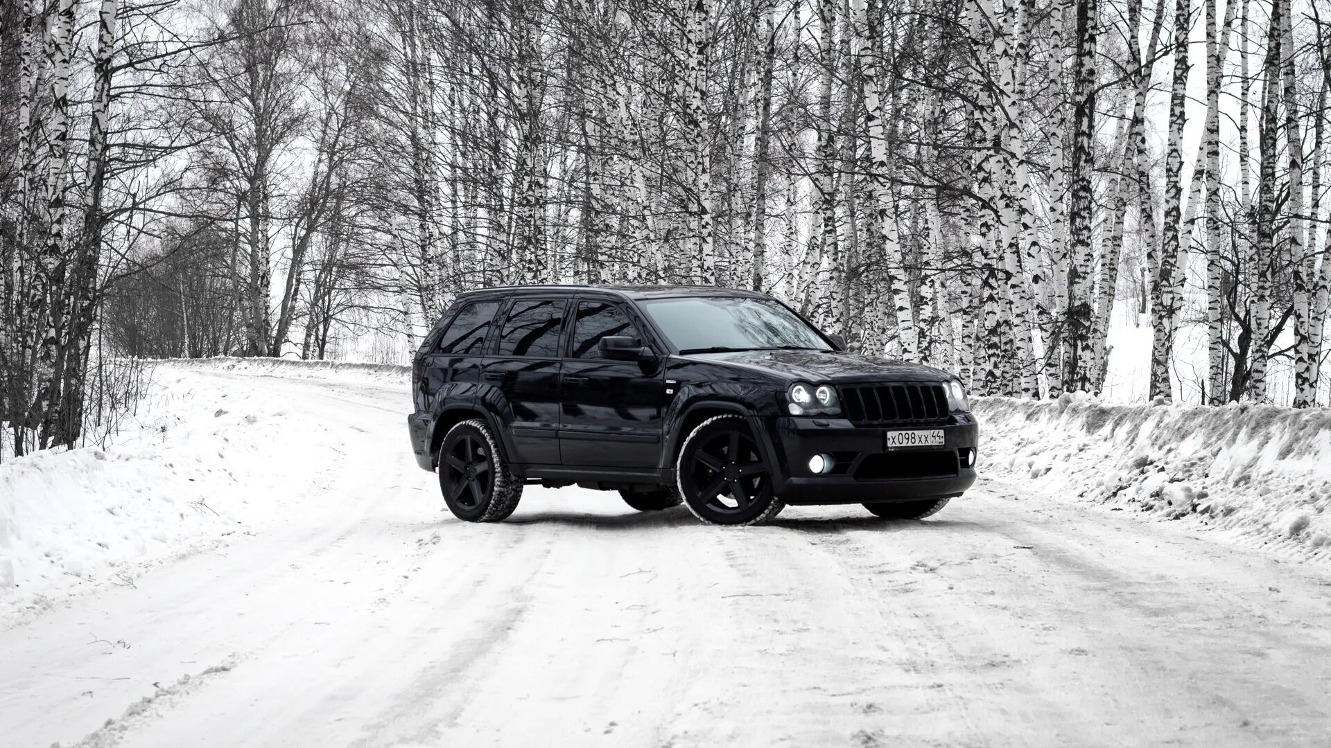 Обои машина в снегу джип. Джип чероки черный тонированный. Jeep forest. Jeep grand cherokee srt8 черный. Jeep wrangler snow.