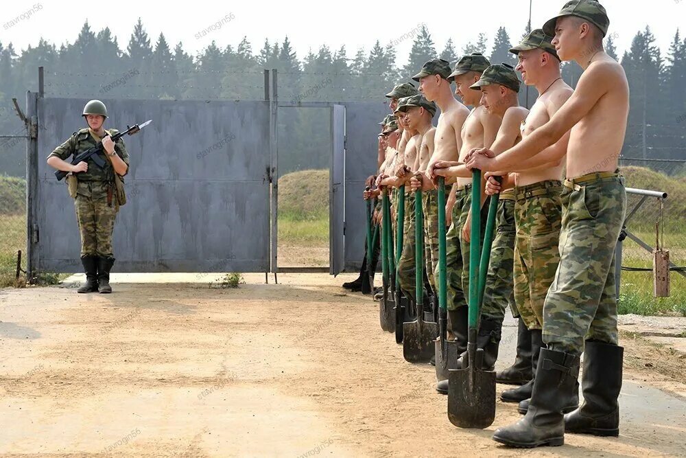 Обсуждения военных форум. Солдат с лопатой. Солдаты в армии. Строительные войска. Стройбат армия.