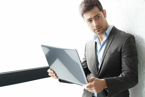 Люди в костюмах работают