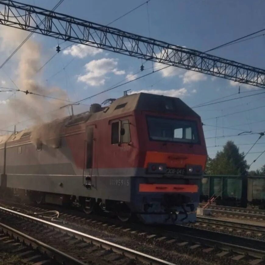 Электровоз с грузовым поездом 885. Горящий грузовой поезда. Товарный поезд. Поезд электровоз. Поезд Урал.