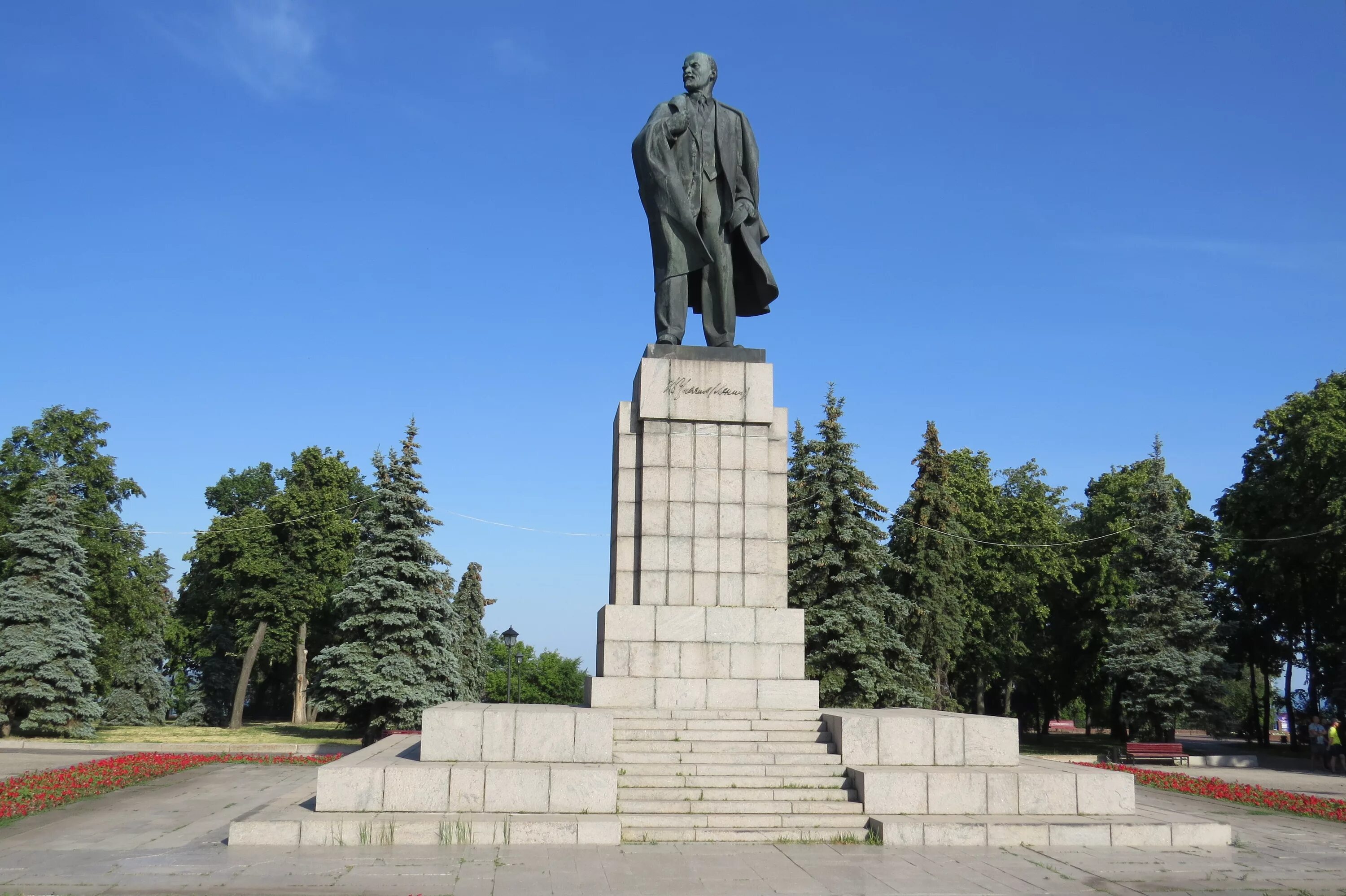 Россия город ульяновск памятники. Ульяновск памятник Ленину на площади. Музей Ленина Ульяновск памятник Ленину. Памятник Ульянова Ленина Ульяновск. Симбирск памятник Ленину.