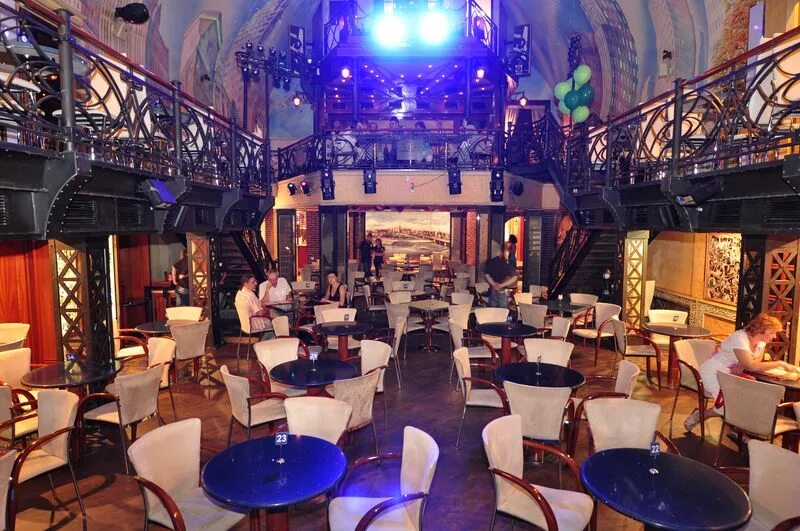 Альма матер на латыни. Статуя альма матер. Альмаматор. Бард кафе альма матер. Альма матер фразеологизм.