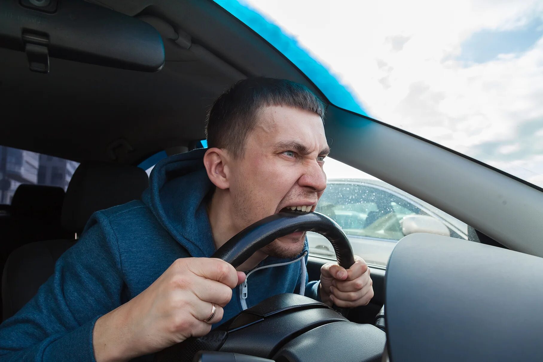 Постоянную водитель. Агрессивное вождение. автомобилист эмоции. агрессивная езда. грубый водитель.