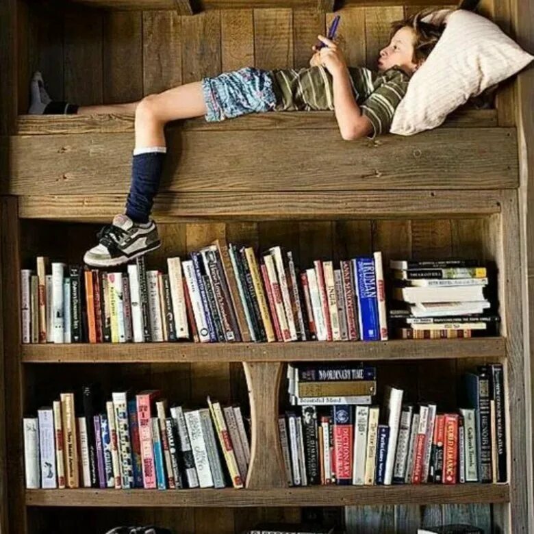 Почитать интересную книгу. Фотосессия у книжного шкафа. Чтение книг. Книжная полка для подростков. Подросток с книгой.
