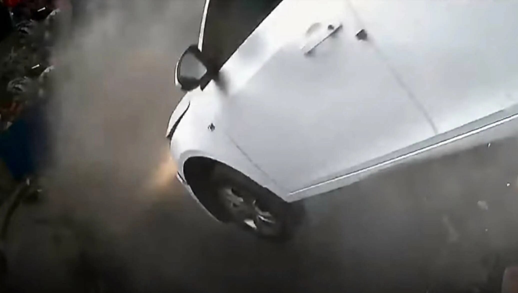 Вылетел с парковки. Многоуровневые парковки в москве. Выпадение из автомобиля. Вылетел с парковки. Вылетел с парковки.