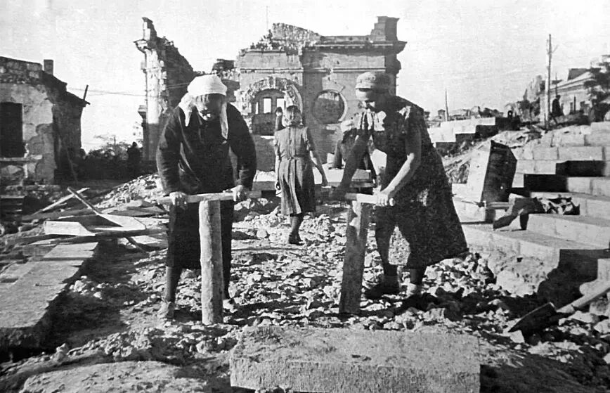 Первый послевоенный год. Очередь немцев берлин 1945. Первый послевоенный год. Парад физкультурников ссср. Послевоенные годы.