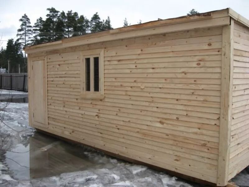 Бытовка на винтовых сваях. Бытовка деревянная 6 на 2. Деревянный вагончик для дачи. Блок-контейнер 2х2,45х2,45м. Бытовка дачная 2 2 superbytovki.