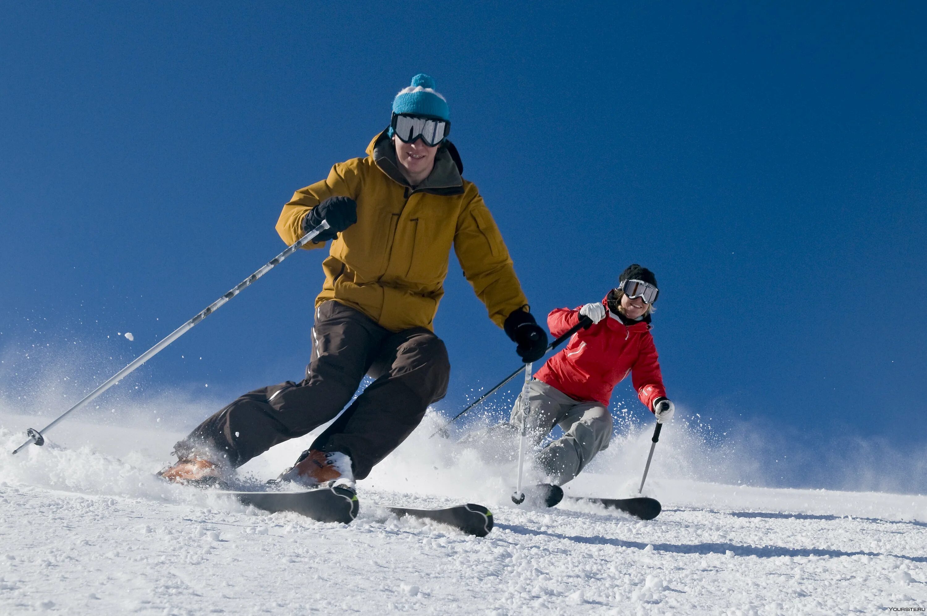 Горный лыжник. Горнолыжный спорт. Катание на горных лыжах. Спорт зимой. Зимние виды отдыха.
