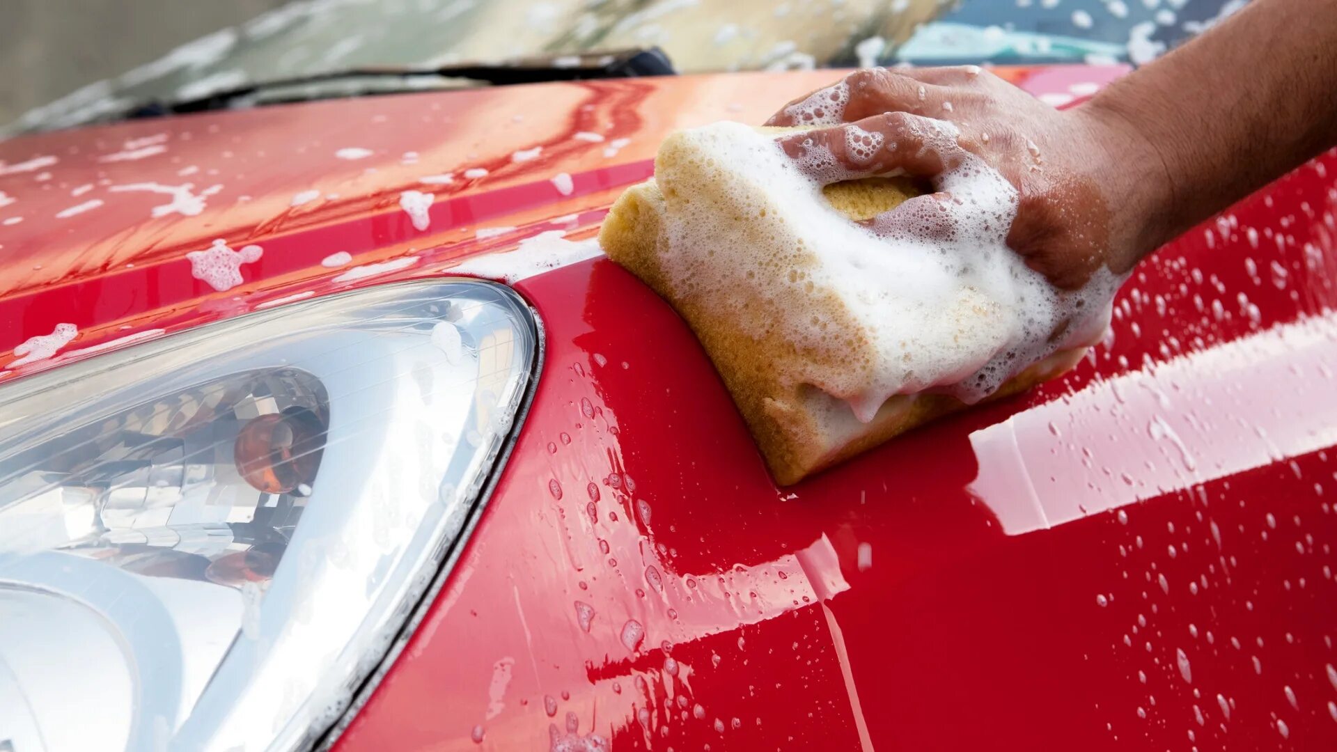 Мойка машины пеной. Мойка автомобиля зимой. Автомойка девушки. Автомобиль автомойка. Моет машину внутри.