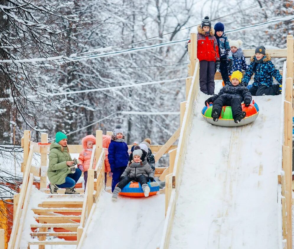 Зимние детские площадки. Зимняя детская площадка. Снежные горки в Ульяновске. Зимние развлечения аттракционы.
