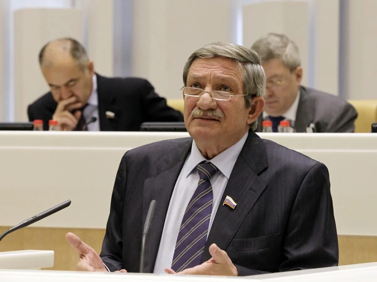 сенатор должен был. марк порций катон старший карфаген должен быть разрушен. сенатор должен был. сенатор должен был. сенатор от республиканцев роджер уикер.