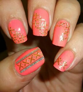 Маникюр коралловый золотым