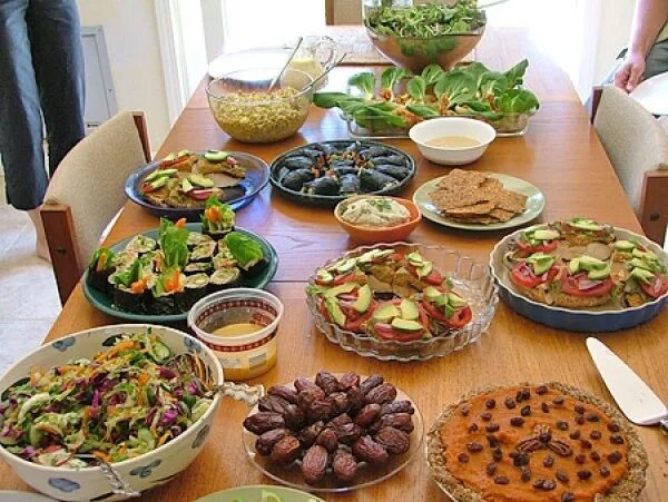 Скудный вегетарианский стол. Скудный обед фото. Сыроедческий стол. Прасад индия. Скудный стол.