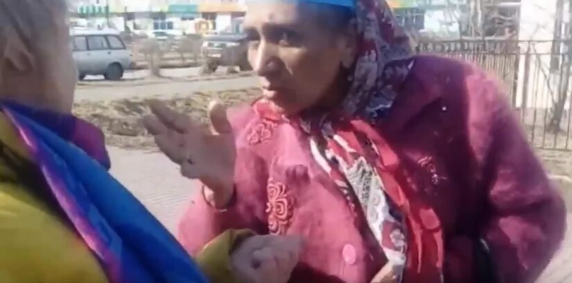 Обманули цыганки. Цыганки на улице. цыганка гадалка. цыгане гадалки. цыганка гадалка на улице.
