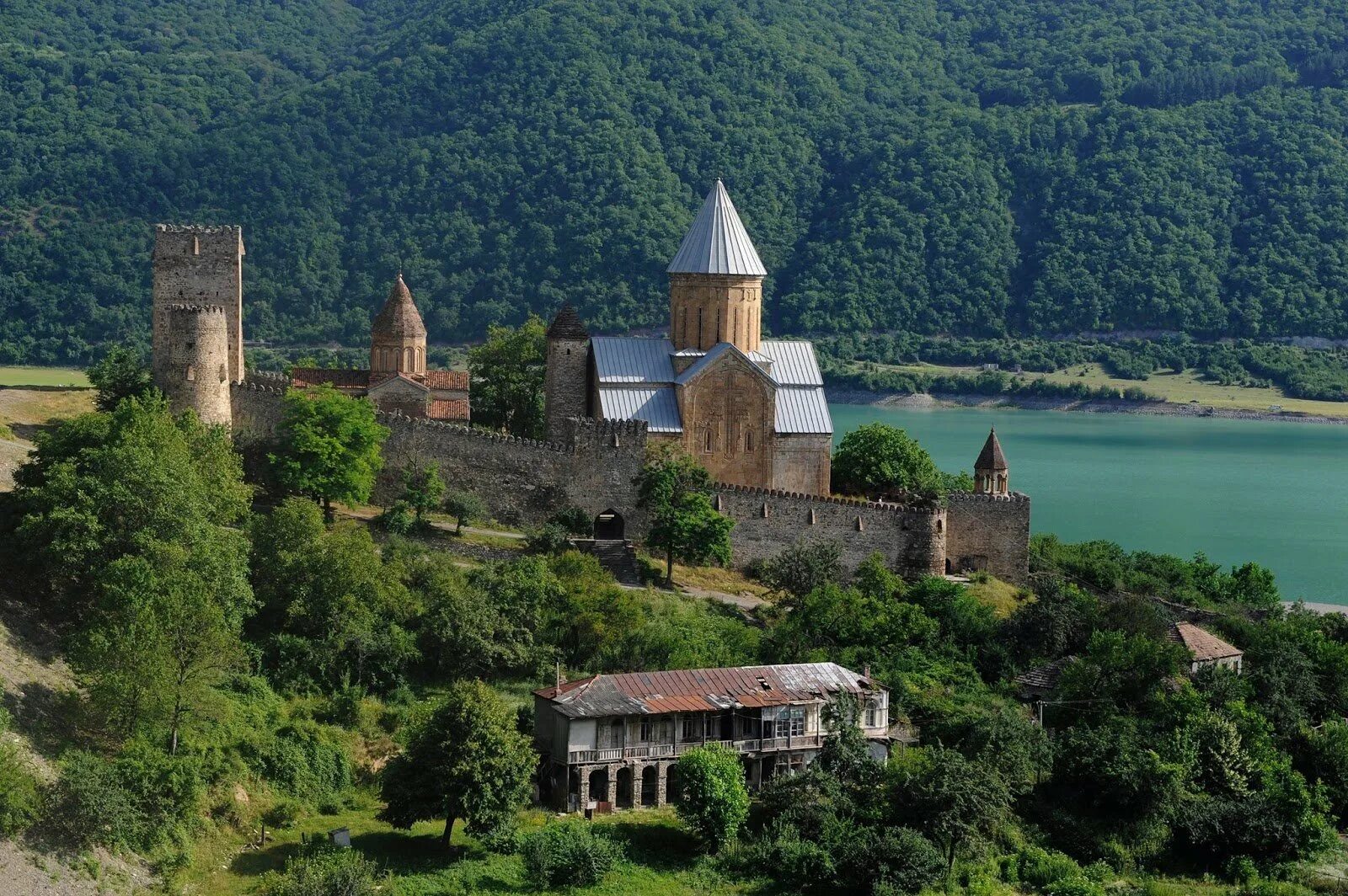 Тбилиси крепость Ананури. Монастырь Ананури Грузия. Крепость Ананури и Жинвальское водохранилище. Город Душети Грузия.