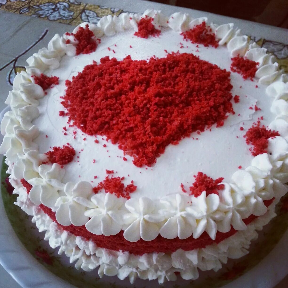 торт в разрезе. шоколадный медовик спартак. торт молочная девочка с малиновым конфи. бисквитный торт в форме сердца. торты.