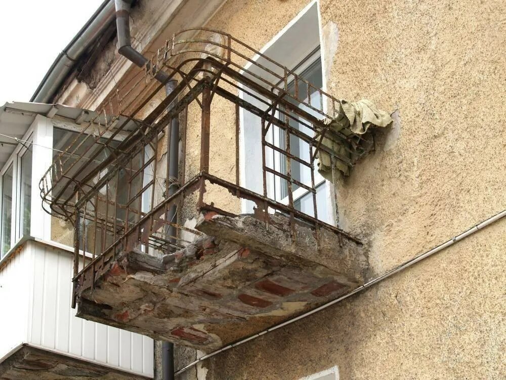 Трещина на балконе. Старый балкон. Разрушенный балкон. Балкон в панельном доме. Старинный балкон.