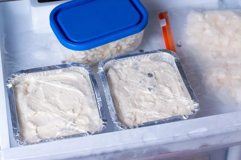 Как дольше сохранить свежий сыр. Заморозка творога. Заморозить творог в морозилке. Заморозка молочных продуктов. Хранение творога в морозилке.