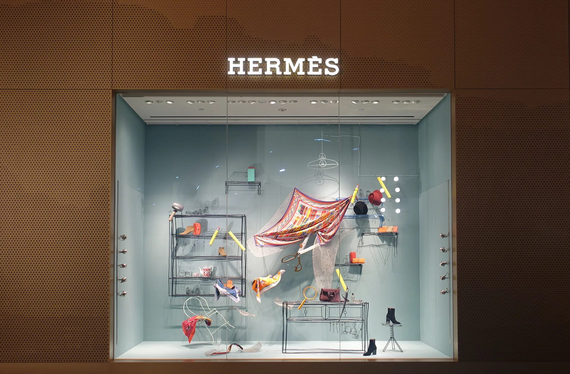 Витрина Hermes 2022. Витрины Hermes 2021. Необычные витрины магазинов. Красивые витрины магазинов.