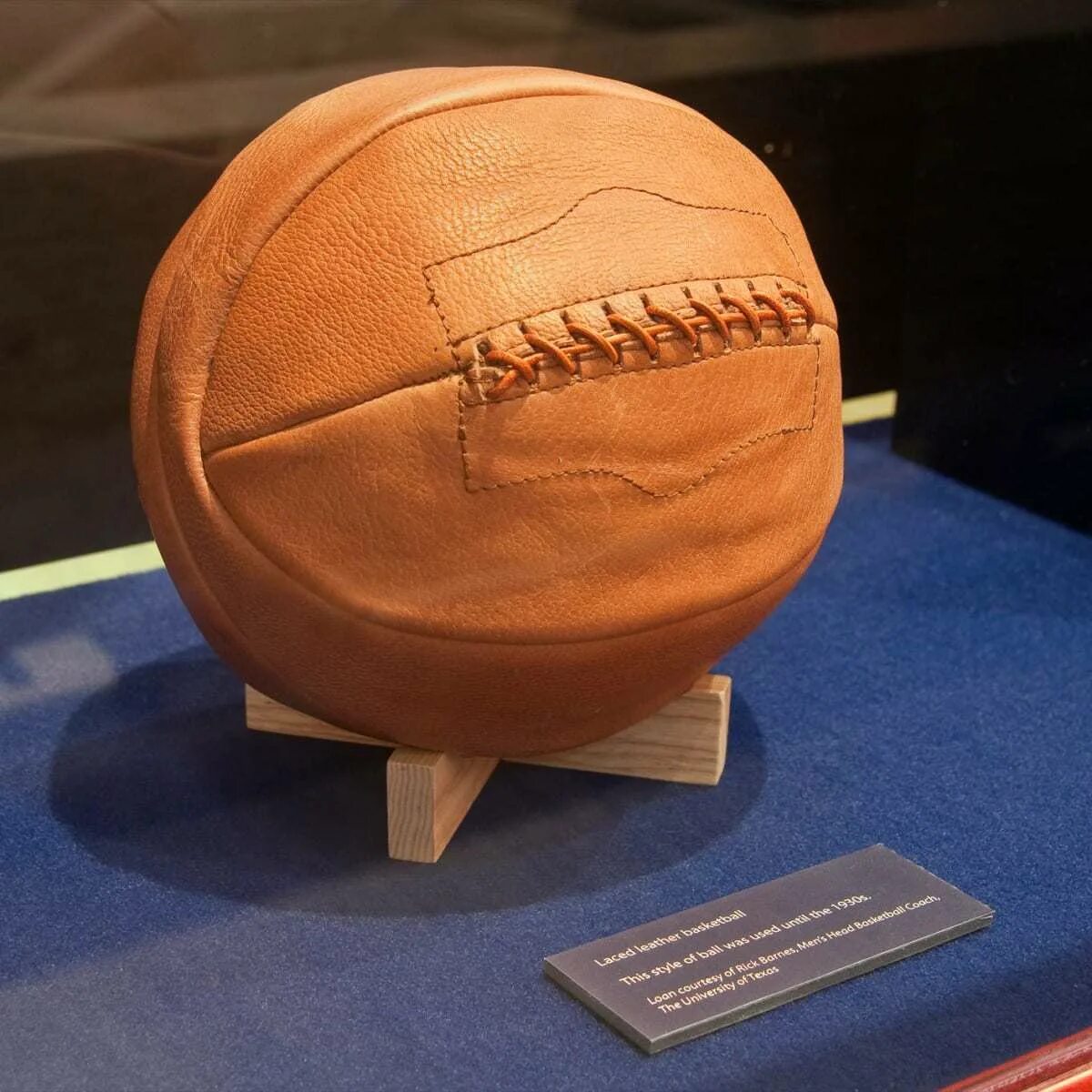 Первый мяч в футболе. Баскетбольный мяч 1891 года. Первый баскетбольный мяч. Самый первый баскетбольный мяч.