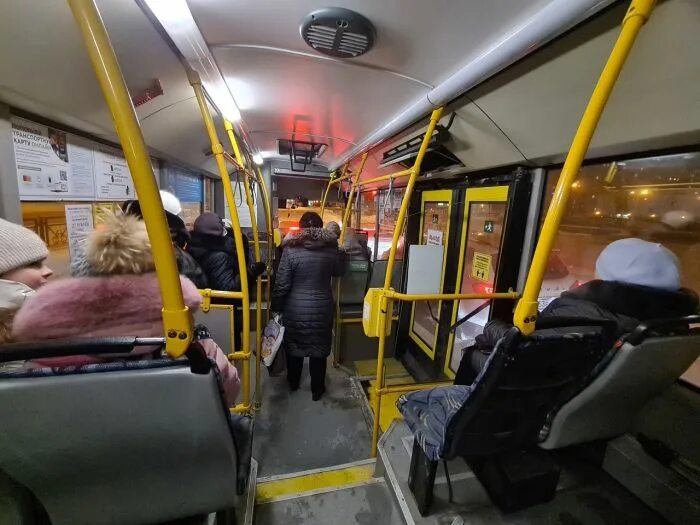 Проезд в автобусе на новый год. Автобус подорожал. новый вид общественного транспорта в сургуте. валидаторы в нижневартовске. поездка в автобусе фото.