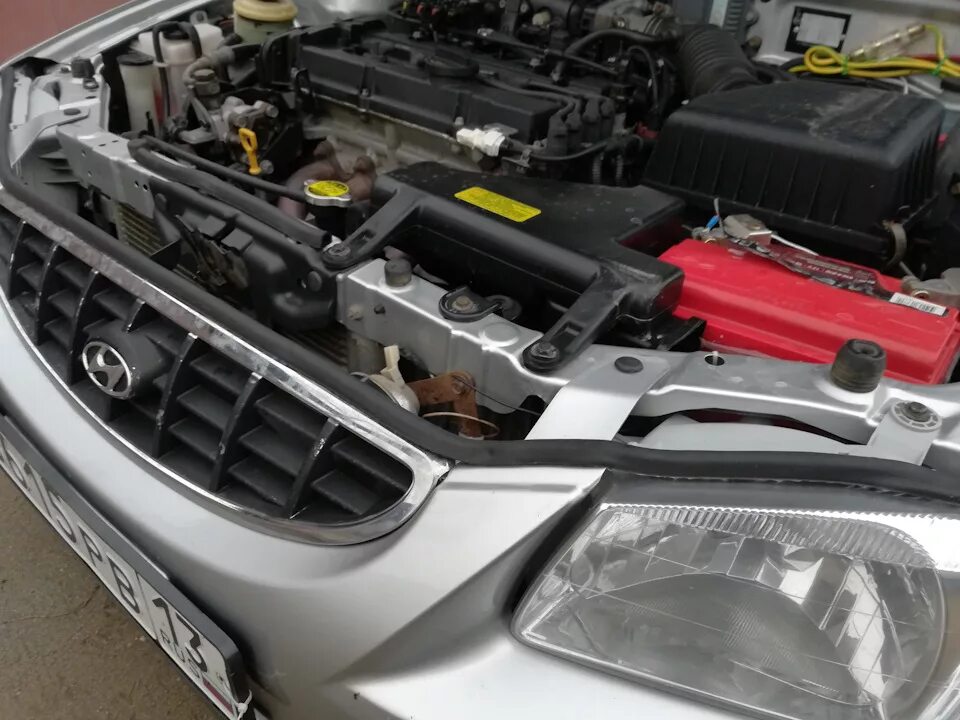 Разборка тагаз акцент. Открытый капот акцент. hyundai accent уплотнитель капота. подкапотное пространство хендай акцент. уплотнитель на капот хендай акцент.