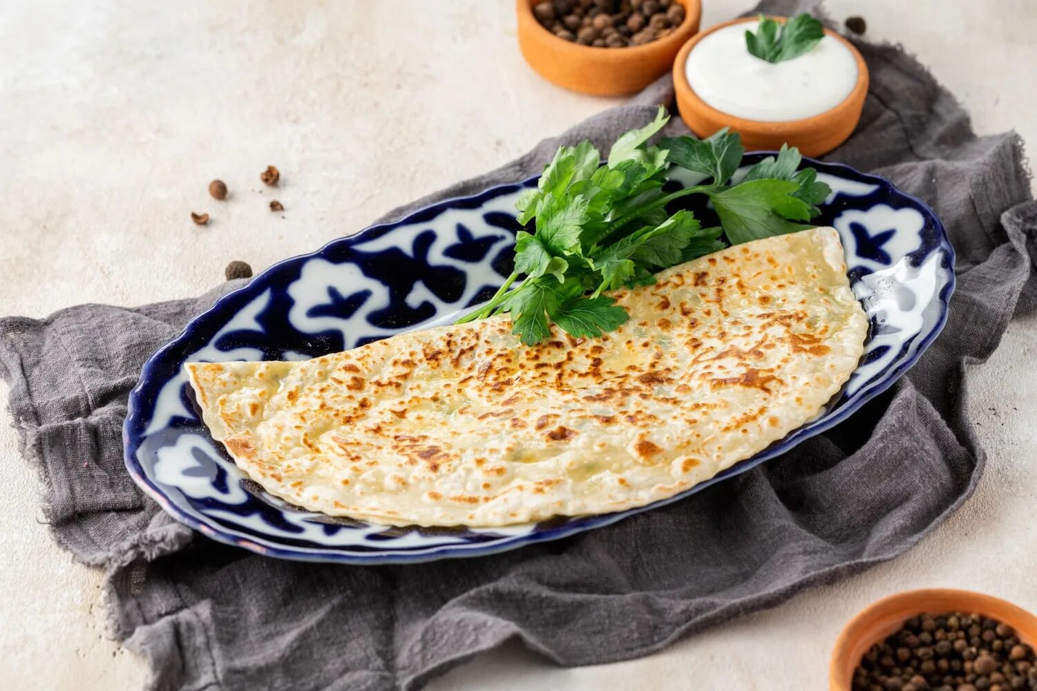 кутабы с зеленью. азербайджанские лепешки кутабы. гутаб азербайджанский. кутаб с зеленью. ы.