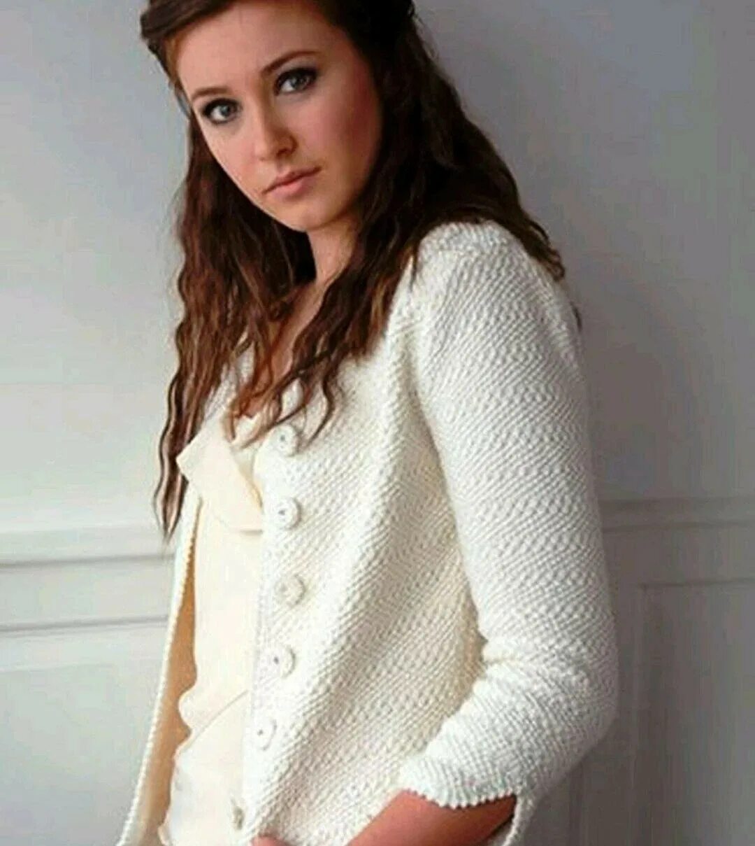 Белый кардиган ким харгрив. Жакет женский с v-образным вырезом вязаный. Белый жакеты спицами. Белый летний жакет спицами. Белый жакеты спицами.