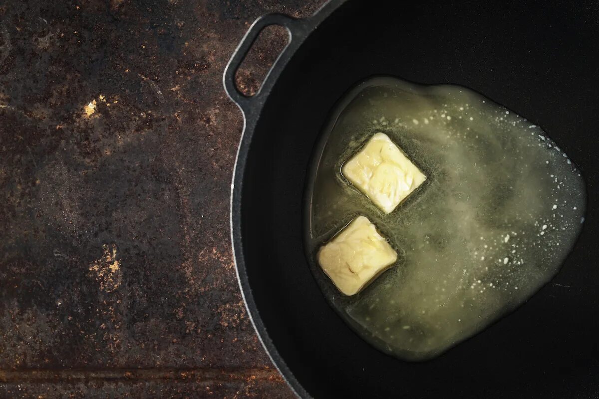 Жирное мясо. Кипящее масло на сковороде. Тесто жареное в масле. Масло на сковороде. Сливочное масло для жарки.