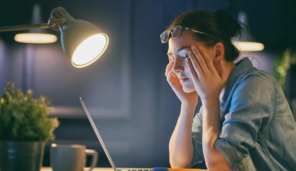 Примеры работ в ночное время. Работа вечером. ночью за компьютером. человек работает ночью. женщина вечером в офисе.