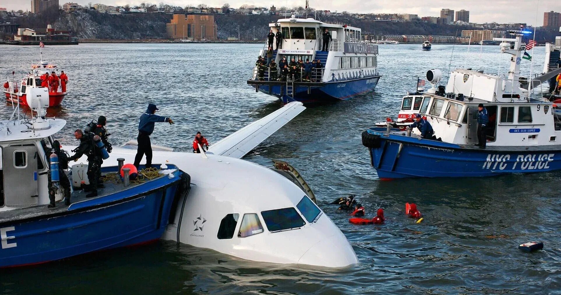 Самолет приземляющийся на воду. Чудо на Гудзоне 2009. Гудзон 15 января 2009. 15 Января 2009 авиакатастрофа Гудзон. Самолёт а320 на Гудзоне.