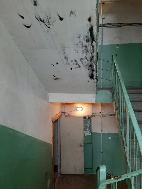 В десятиэтажном доме несколько подъездов