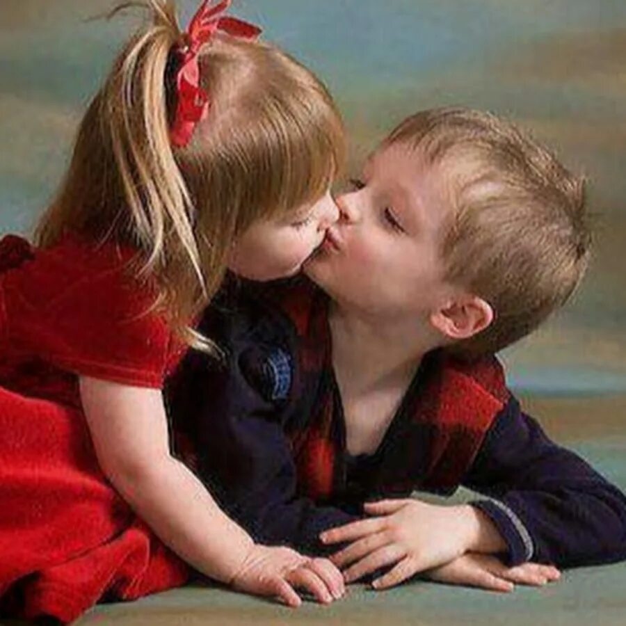 Детский поцелуй. Любовь к ребенку. Детский поцелуй в губы. Первый детский поцелуй.