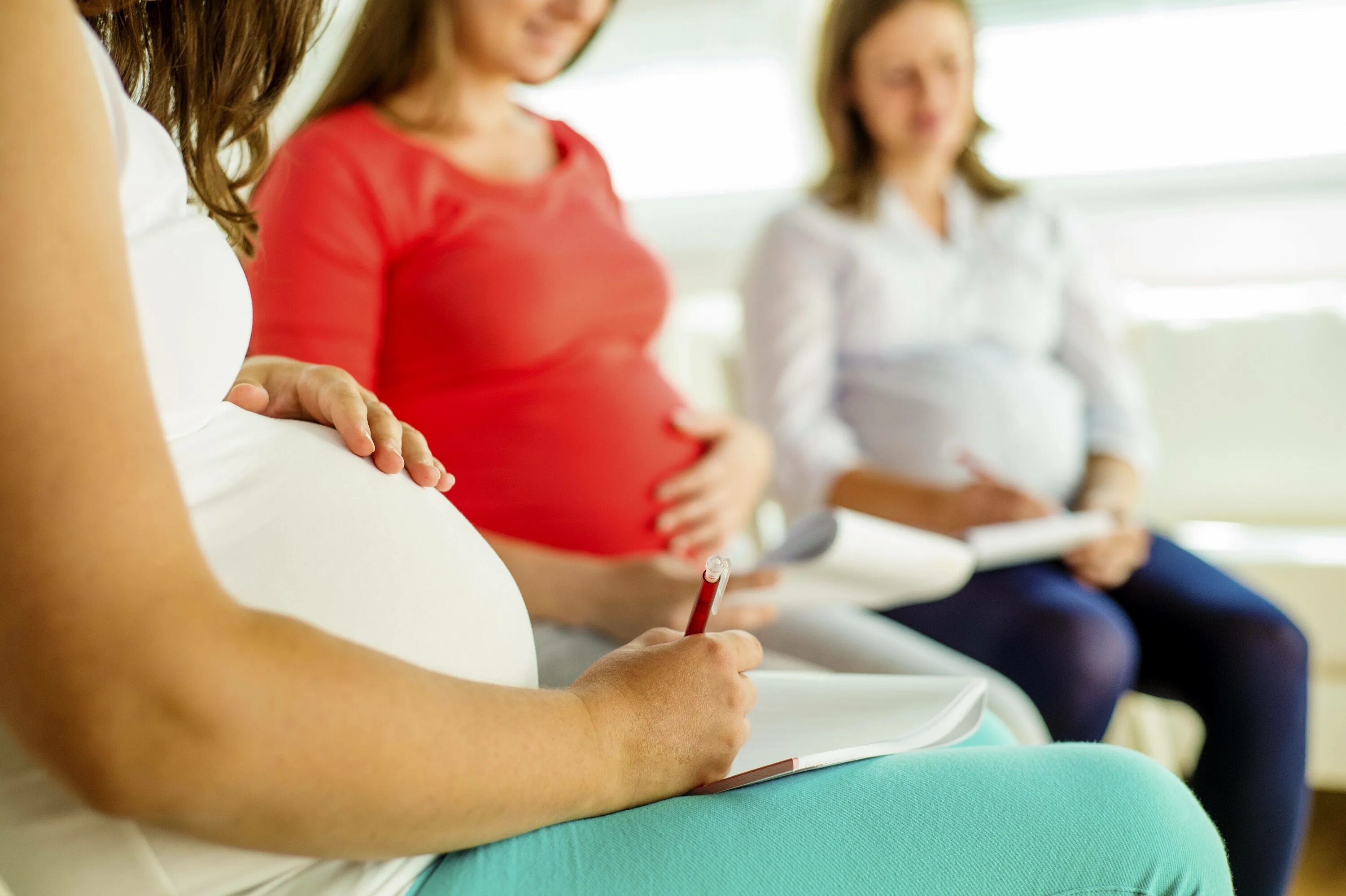 Беременные женщины. Курсы для беременных. Занятия для будущих мам. Школа будущих мам.