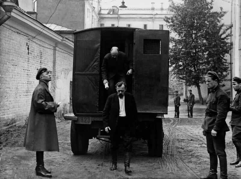 Арест ссср. Чёрный воронок НКВД. Воронок 1937. Воронок машина НКВД. Черный воронок машина НКВД.