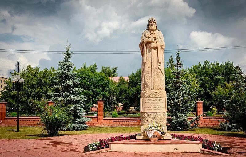 Самарская сергиевск купить. Монумент сергию Радонежскому в Сергиевске Самарской области. Памятник сергию Радонежскому Сергиевск. Достопримечательности села Сергиевск Сергиевский район. Сергиевск Самарская область парк.