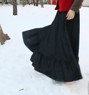 Қоғамдық көлікте юбка киген бейнелер