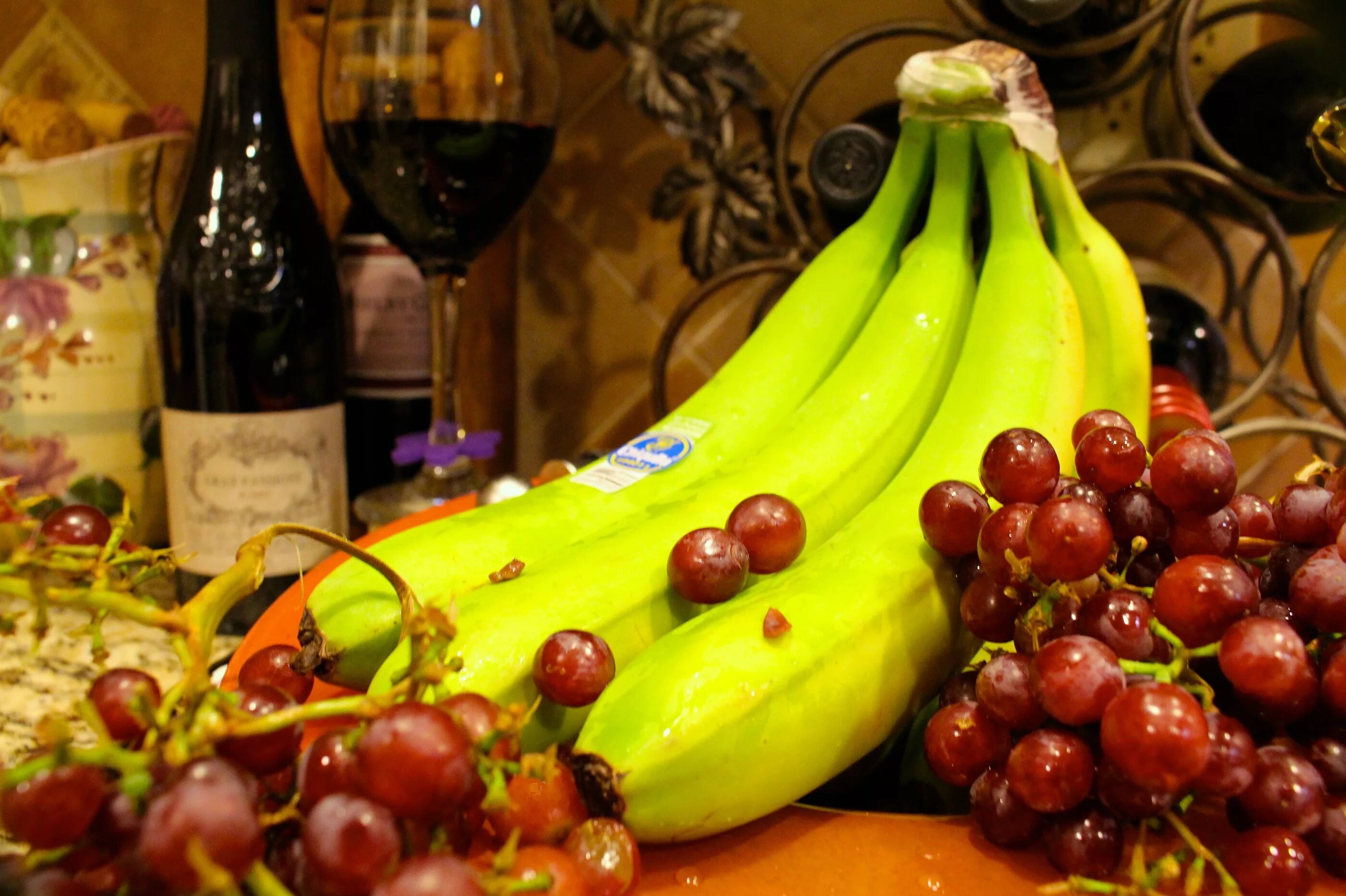 Фрут вайн вино. Вино и фрукты. Банан и виноград. Шампанское виноград. Фруктовое шампанское