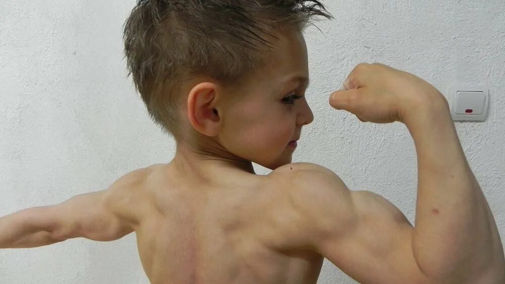 Бицепс 10 лет. Сильный мальчик. Бицепс 10 лет. Джулиано строе мышцы. Клаудио строе.