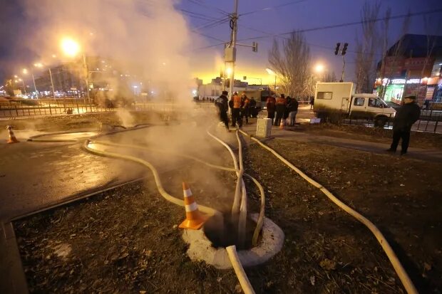 Прорыв теплосети. Прорыв трубы в Волгограде. Прорыв трубы в Ворошиловском. Волгоград теплотрасса ЧП. Вода краснооктябрьский район волгоград