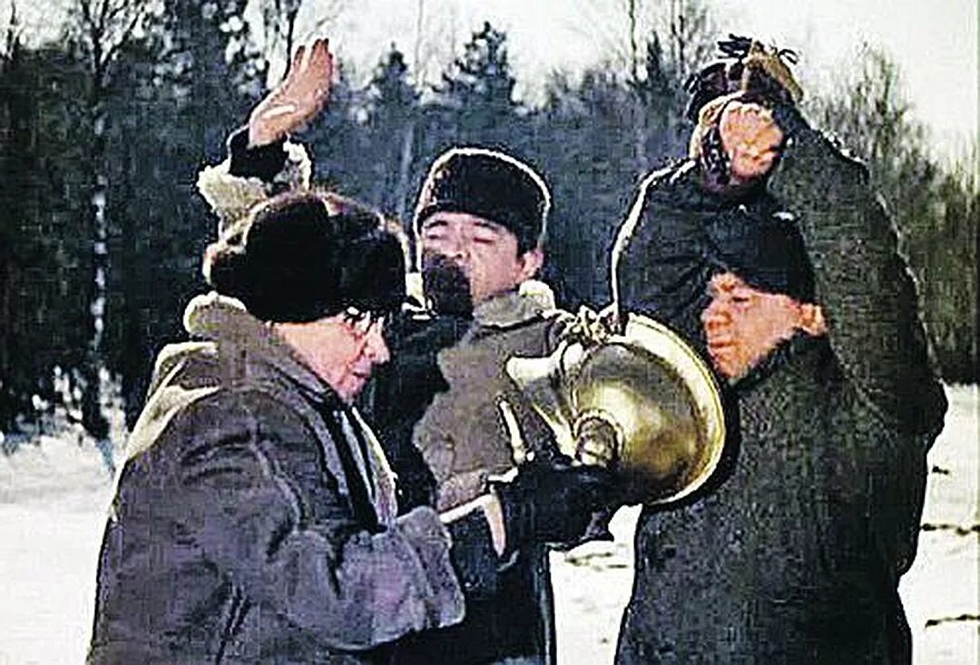 Доцент шлем. Шлем александра македонского джентльмены удачи. шлем александра македонского фильм джентльмены удачи. джентльмены удачи шлем александра. леонов золотой шлем.