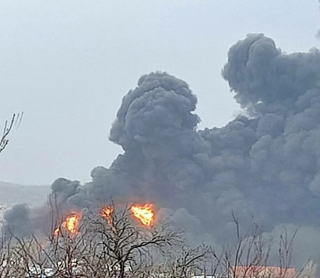 Удары сейчас. Взрывы на украине. львов ракетный удар. ракетные удары по украине. ракетный взрыв.