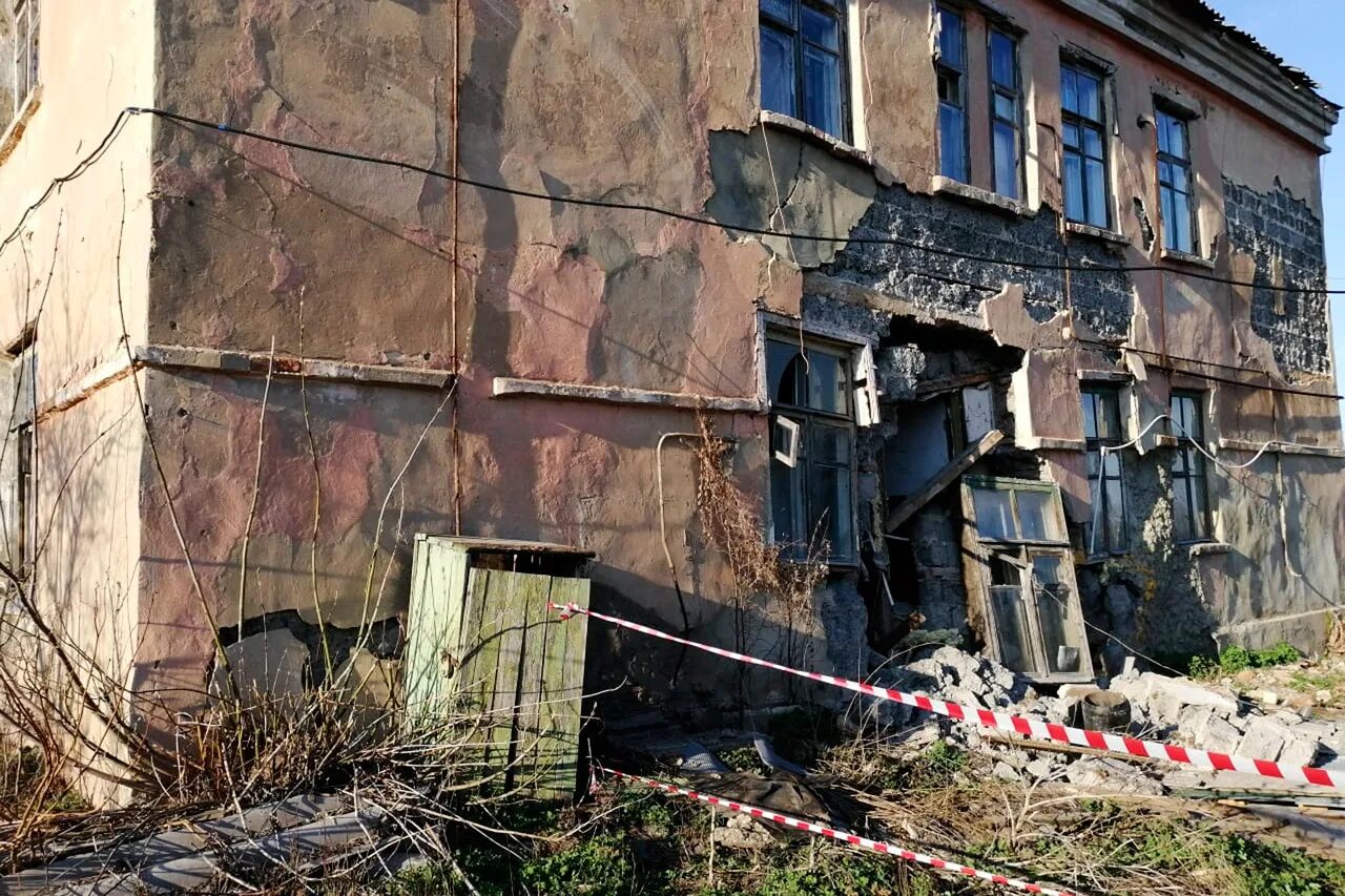 Жилье под расселение. Аварийные дом Богородицк под расселения. Аварийный жилой дом. Переселение из ветхого жилья. Аварийное жилье.