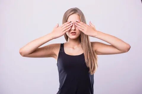 Стоять с закрытыми глазами