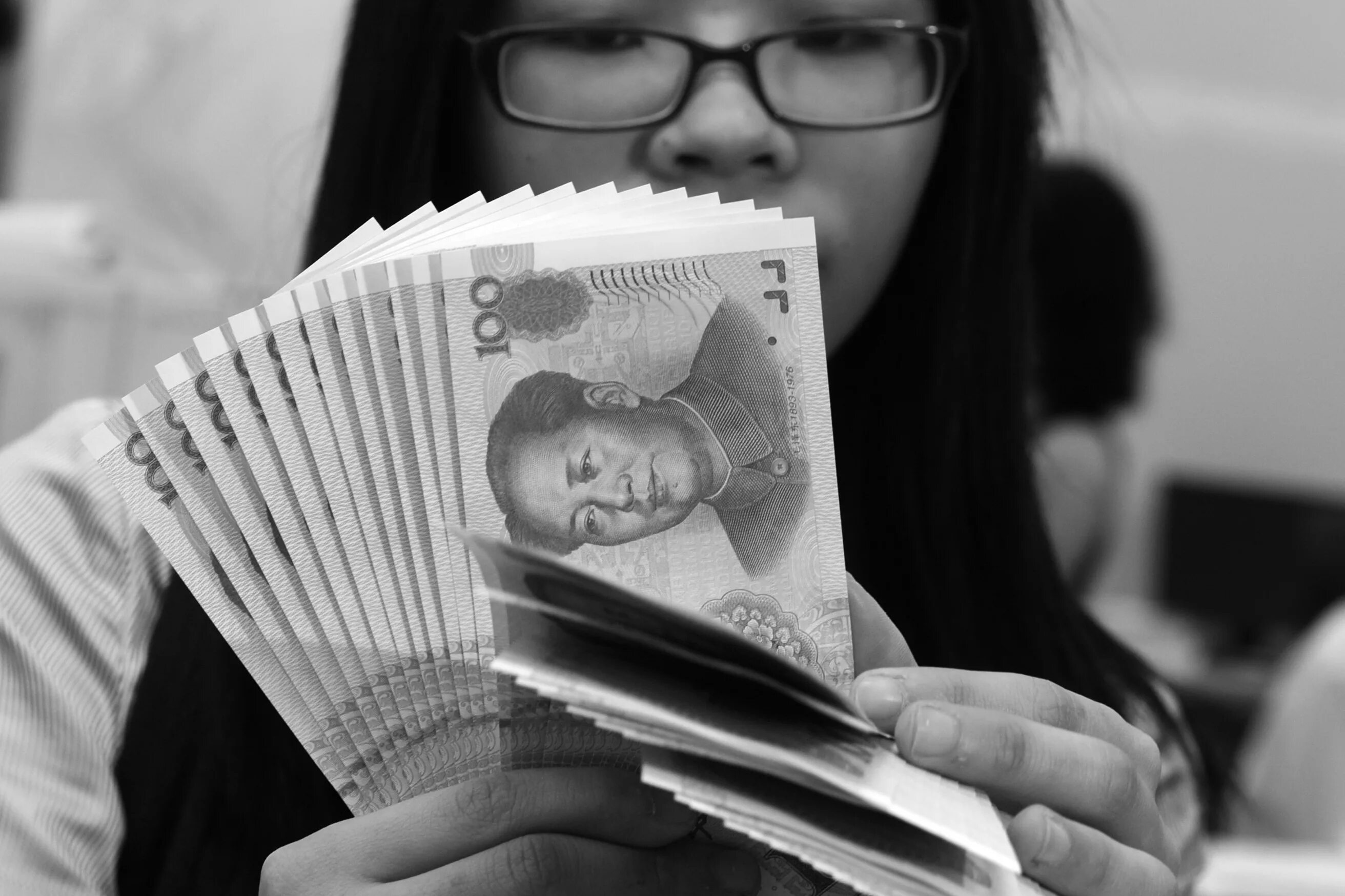 Китаец с деньгами. Китайские финансисты. Оплата в юанях. Зарплата юани.