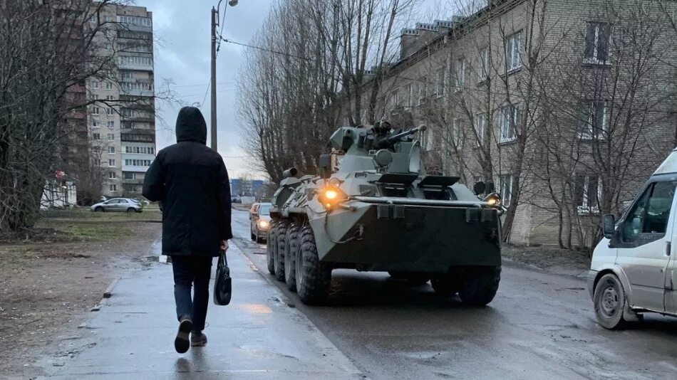 Автомобиль танк спб. БТР 82 В Мариуполе. Санкт Петербург БТР. БТР на улице. Военная техника во дворе.