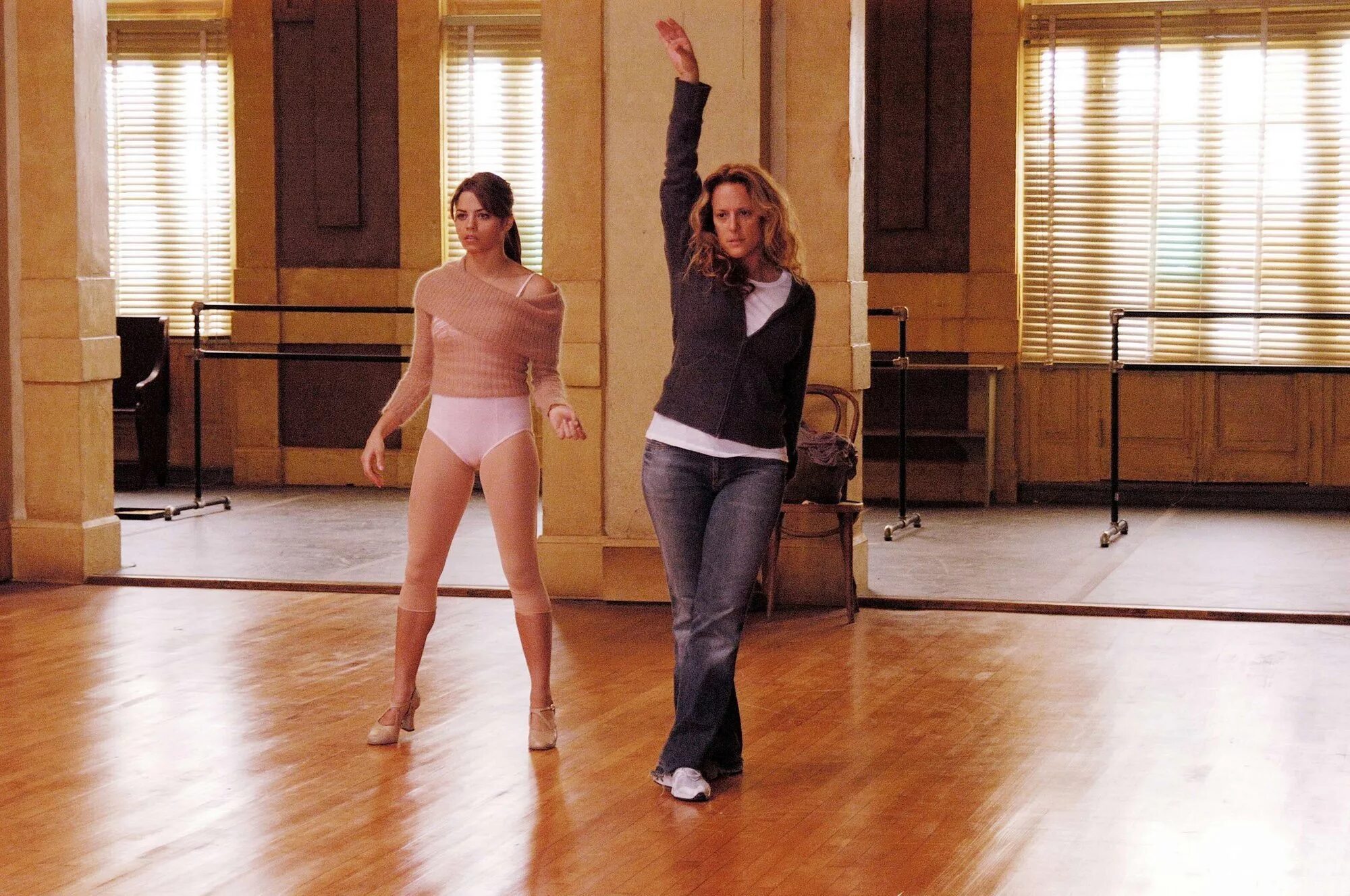 Где танцует 1. Шаг вперед фильм 2006. Дженна Деван 2006. Jenna Dewan 2006. Дженна Деван шаг вперед.